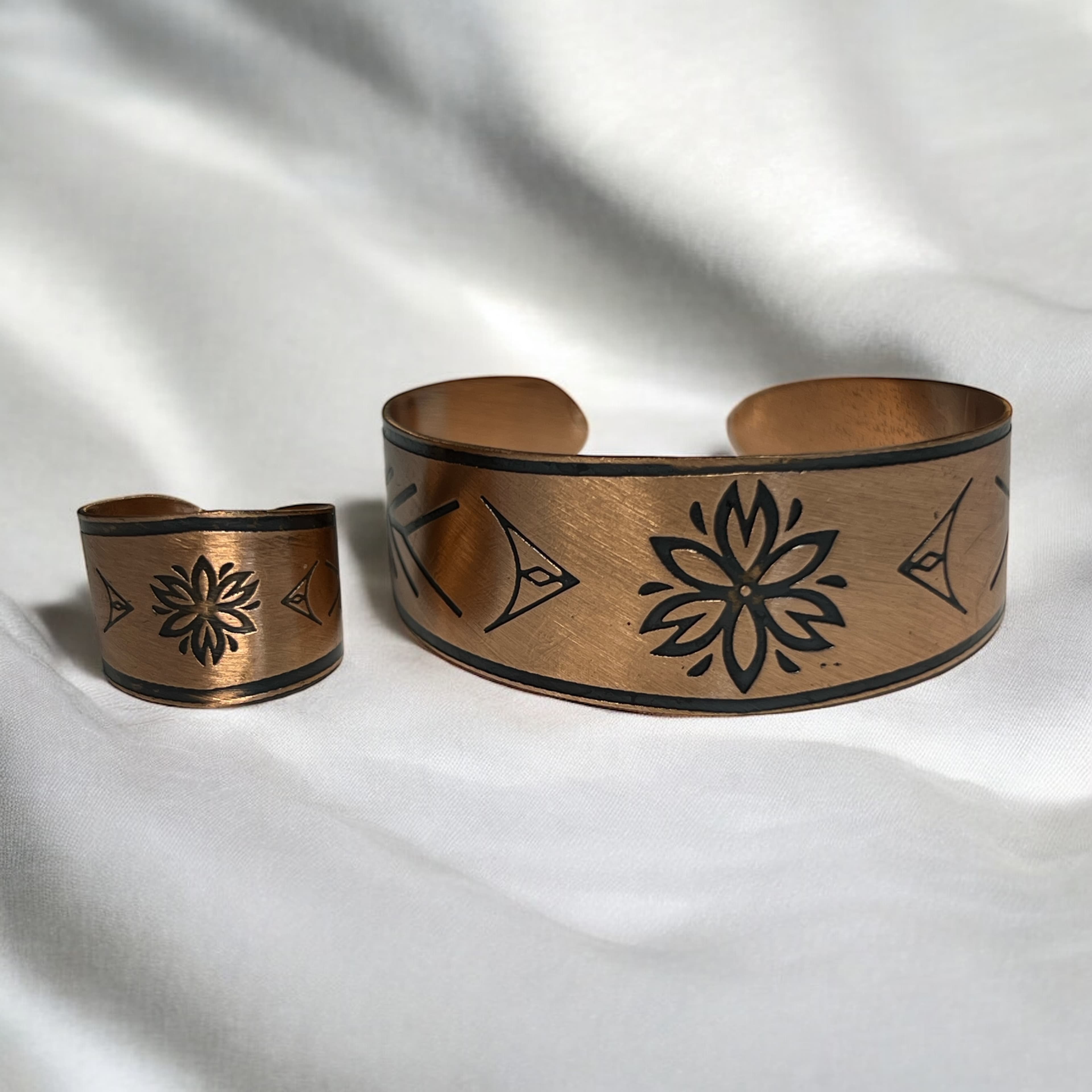 El İşlemesi Lotus Çiçeği Saf Bakır Takı Seti Ayarlanabilir Bileklik ve Yüzük - Sağlık ve Sanat